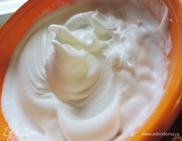 Займемся приготовлением бисквита. Отделяем белки от желтков. Начинаем взбивать белки миксером. Взбиваем до тех пор, пока не получим упругую массу с резкими следами от венчиков. Наши белки не должны выпадать из емкости, если ее перевернуть.