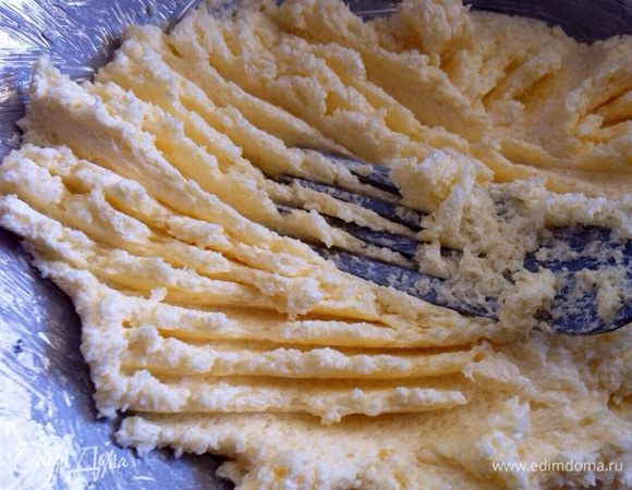 Масло хорошо растереть с сахаром. Минут 10.