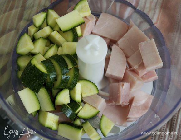 Лучше всего использовать молодой (небольшой) кабачок-цукини. Нарезать цукини и половину вареной ветчины кубиками и измельчить в блендере. Переложить в миску. Посолить по вкусу и добавить пару капель соуса Табаско (по вкусу). 