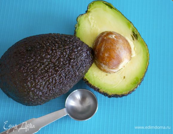 Очистить авокадо. Мякоть выбрать ложкой...