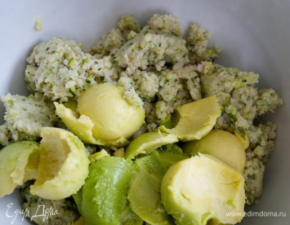 ... и смешать со смесью цукини с ветчиной. До однородного состояния.