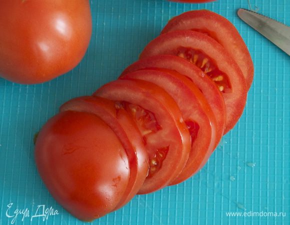 Спелые помидоры нарезать тонкими кружочками. Вам может потребоваться и больше 2-х штук. 