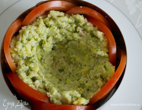 Заполнить формочку смесью с авокадо. В центре оставить углубление. Оставшуюся ветчину мелко нарезать и заполнить ее углубление. 