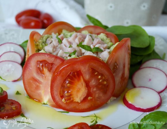 Снять кольцо. Все! Теперь просто нарезать помидорки-черри, редиску и украсить блюдо вместе с листьями зеленого салата! Сбрызнуть слегка оливковым маслом. В принципе, я дала количество ингредиентов на 2 порции... В случае увеличения количества порций, увеличивайте количество ингредиентов. 