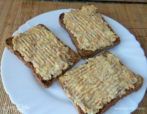 Мажем на хлебушек (я люблю на тосты) и закусываем:)