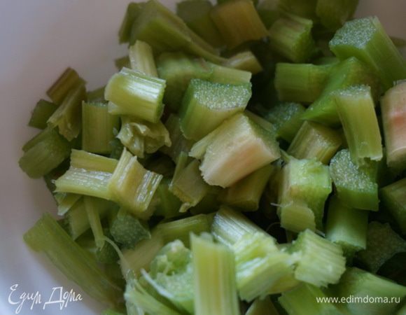 Вот мой ревень. Стебли помыла, почистила от  *нитей*, порезала.