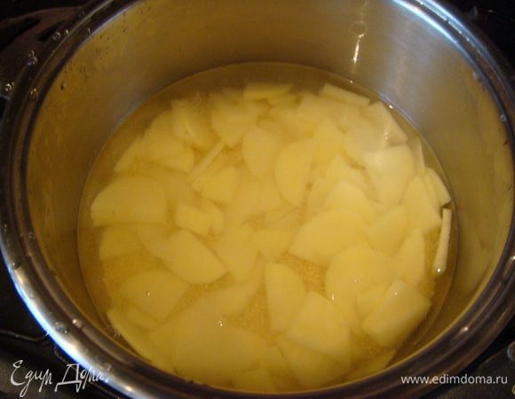 Сварить кашу из пшенки и картофеля, картофель сразу с крупой мелко нарезать, варить 25 минут в воде добавить соль по вкусу, растолочь толкушкой картофель, чтобы не было комочков. Когда каша остыла - стала густой и поэтому я добавила 50 мл.молока,  и получился молочный привкус,тоже советую так сделать.
(картофель- 200 г)