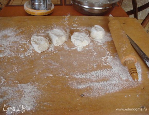 Тесто: вода+соль+масло подсолнечное 3ст.л. и добавляем просеянную муку, замешиваем тесто и оставляем на 30 мин. в мешочке отдыхать.
Тесто получается мягкое .
Муку написала в рецепте примерно,смотрите сколько возьмет,мука разная,но тесто не должно быть крутым.