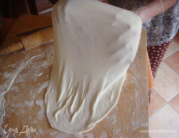 Тесто легко растягивается, не бойтесь если получаются дырки их не будет видно.