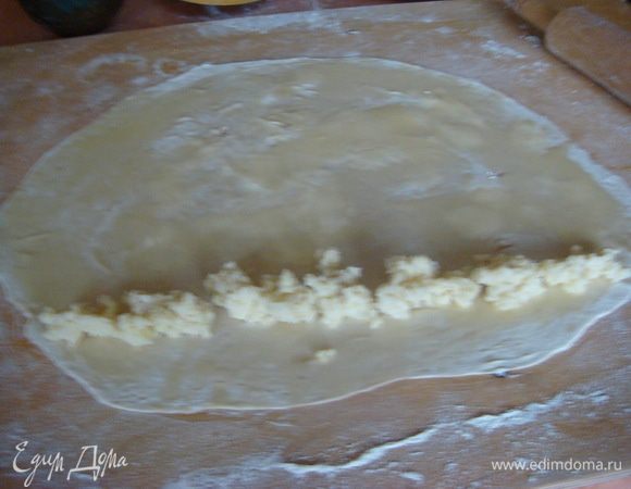 Пласт теста кисточкой смазываем тонким слоем сливочным маслом предварительно растопив и добавив подсолнечное масло в равных пропорциях.
Начинку и свернуть не туго в улитку.
(если масла не хватит еще готовим в равных пропорциях)