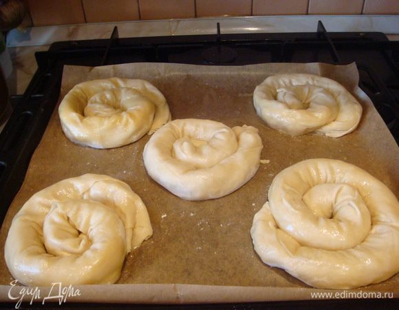 Выложить на противень и сверху промазать маслом.