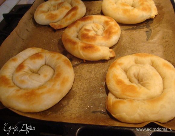 В разогретую духовку при 180 гр. минут 25-30 и потом включить верхний нагрев для красивой корочки .