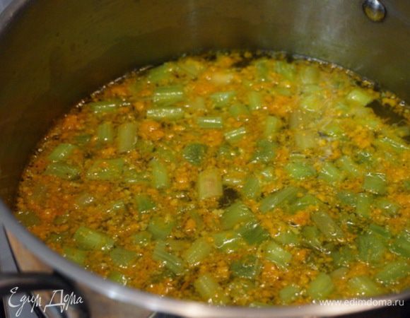 Сложила в кастрюлю ревень (по рецепту его должно быть в два раза больше, так я добавила кислое яблоко), сахар, мяту, цедру залила водой и поставила на огонь. 