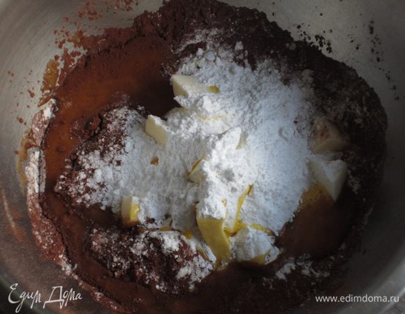Песочное шоколадное тесто: В чаше миксера соединить муку, какао, нарезанное кубиками сливочное масло, сахар, яйцо и замесить тесто.
