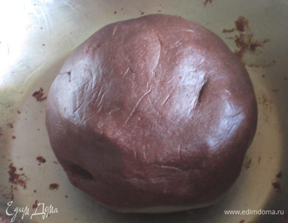 Сформировать шар, завернуть в пищевую плёнку и поместить в холодильник на 30 минут.