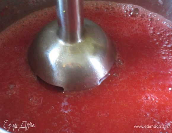Клубничная начинка: Желатин замочить в холодной воде на 10 минут. В блендере пюрировать клубнику с сахаром.