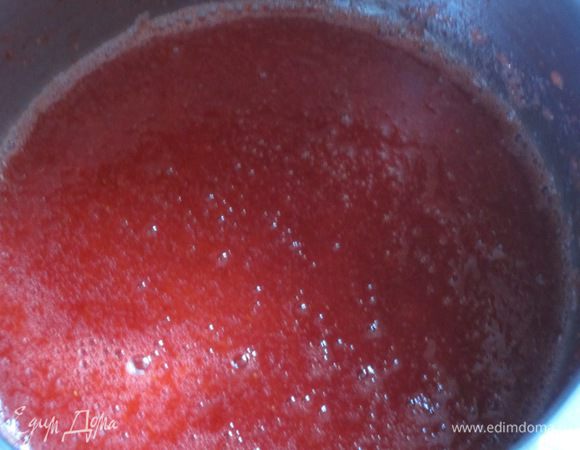 Поставить на огонь,довести до кипения и варить 5 минут. Снять с огня, добавить хорошо отжатый желатин и перемешать до его полного растворения.