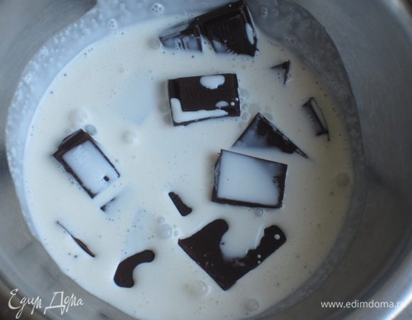 Ганаш: Шоколад поломать на мелкие кусочки,залить сливками и растопить на водяной бане.