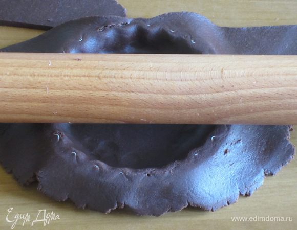 Тесто раскатать толщиной в 3 мм и выложить в формочки.