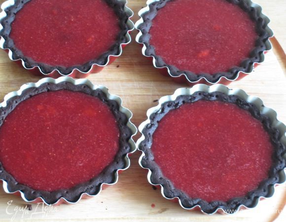 Тарталетки заполнить клубничной начинкой и поставить в холодильник на 1 час.