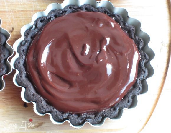 На клубничную начинку выложить по 2 ст.л. ганаша, разровнять и поставить в холодильник на 1 час.