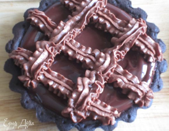 Оставшийся шоколадный крем взбить миксером и с помощью кондитерского мешка украсить тарталетки.