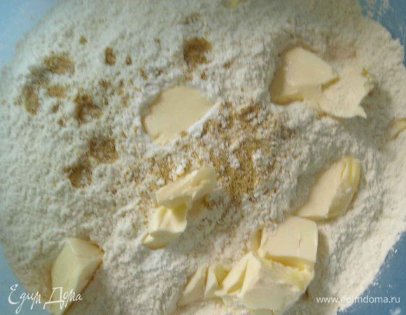 Муку просеять, соединить с разрыхлителем и горчичным порошком. Масло нарезать кубиками. Соединить масло с мукой и растереть в крошку.