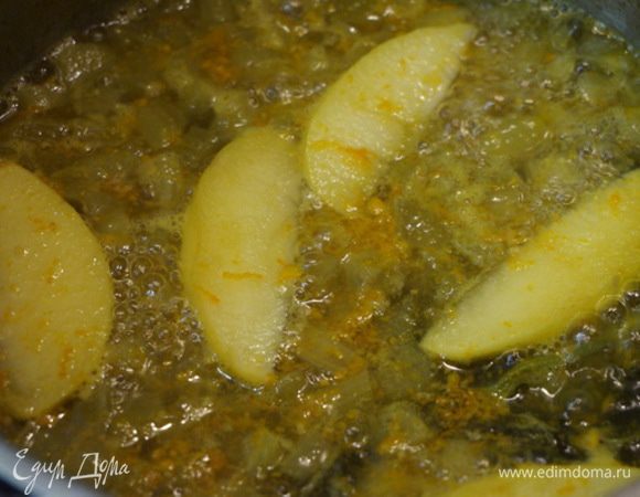 Прокипятила 12 минут,  сняла с огня, охладила. Выбрала ревень и кусочки яблока на  бумажное полотенце осушить.