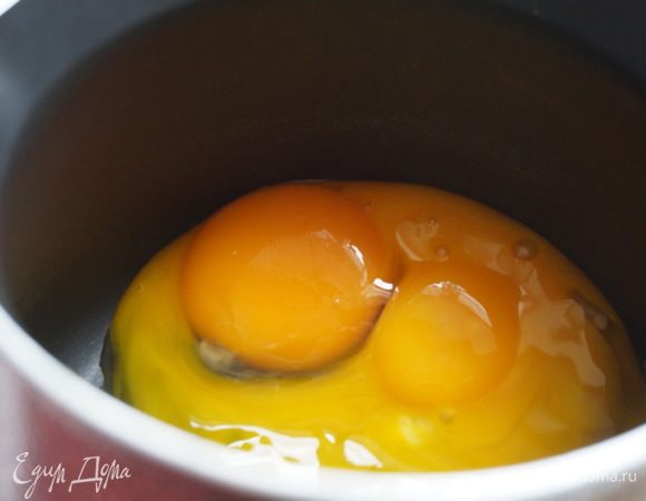 Займусь подготовкой смеси для суфле. Собрала в кастрюльку два желтка, молоко,  сахар одну ст. ложку, муку, крахмал, можно так же добавить палочку ванили :). Все хорошо смешала.