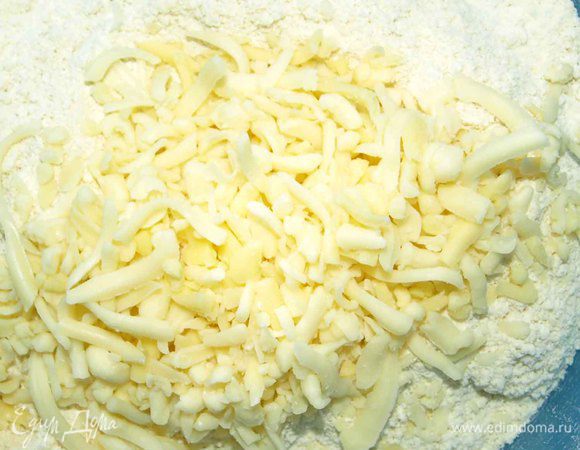 Твердый сыр трем на терке. Добавляем в крошку, перемешиваем.