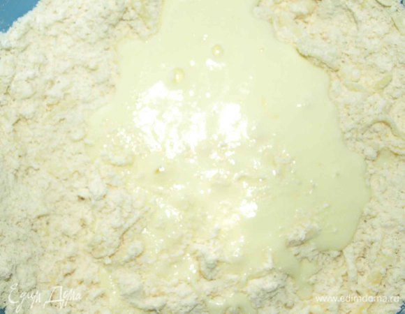 Яйца взбалтываем с йогуртом (можно заменить молоком) и вливаем в сухие ингредиенты. 