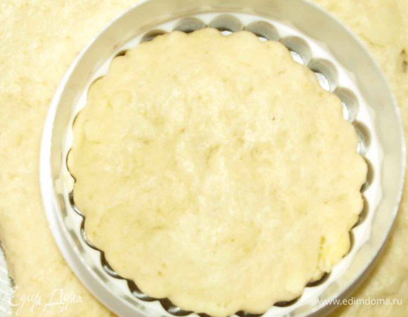 Тесто раскатываем в пласт 2 см, вырезаем круглой формочкой для печенья (диаметр 7 см).