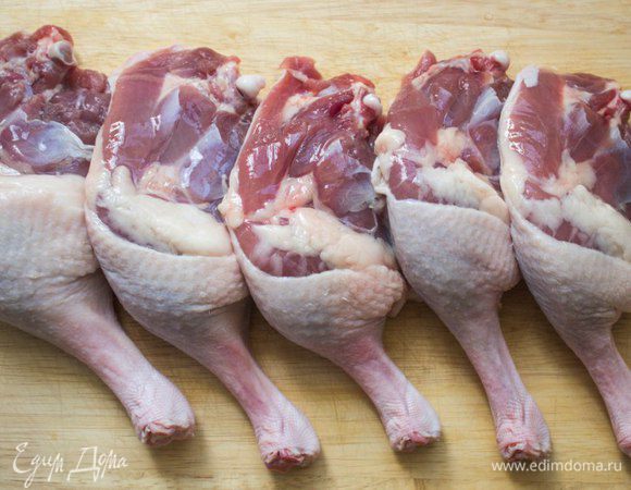 Бедра утки помыть и обсушить.