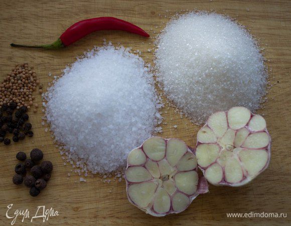 Приготовить солинад. Растворить в воде соль и сахар, разрезать поперек на две части целую головку чеснока, специи истолочь в ступке. Все хорошо перемешать. Добавить зелень.