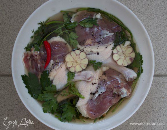 Замочить в солинаде утку на время от 4 часов до двух суток. Держать в прохладном месте.