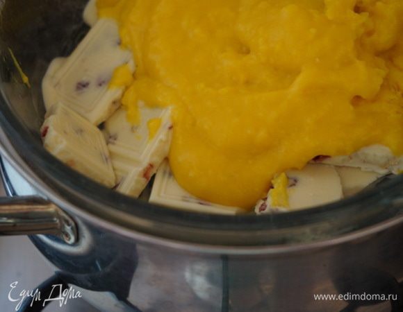 Шоколад белый у меня был с клюквой, измельчила и поставила на водяную баню, добавила заварной крем. Продолжаю постоянно помешивать, шоколад растворился. Клюкву убрала процедив через дуршлаг смесь.