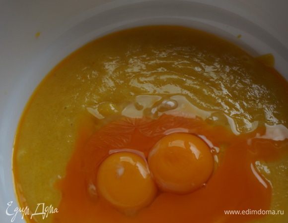 В смесь заварного крема положила 2 желтка, смешала.