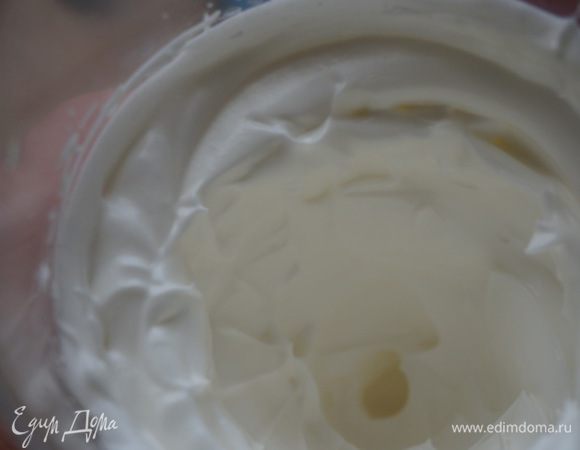 Тем временем белки двух яиц взбила с двумя ложками сахара до густой консистенции