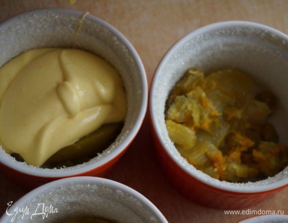 Раскладываю крем по формочкам, на дне которых лежит ревень.