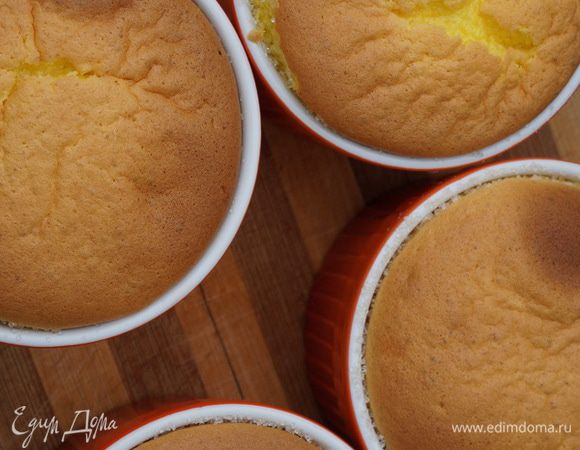 Вот такое симпатичное суфле получилось. От температуры в духовке оно вздулось, но будучи вынутым из духовки, быстро опало, хотя ощущение воздушности у этого десерта не пропало. 