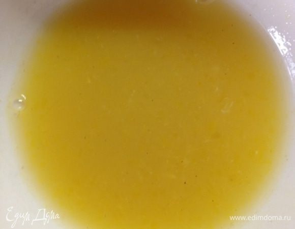 Для соуса смешать белый винный уксус, белый хрен и белый перец (можно заменить на черный, если не любите) и соль по вкусу с апельсиновым соком. 