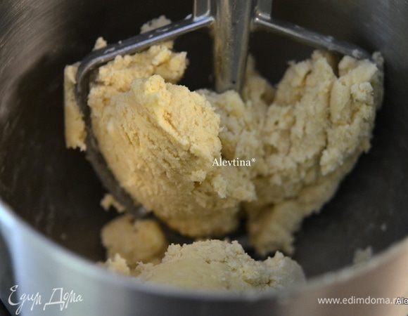 Смешать муку, сахар, соль в миксере или в кухонном комбайне. Поставить насадку веслом. По мере смешивания добавляем яйцо, масло кусочками, затем молоко. Тесто будет литое, с кусочками масла, что нам надо.
