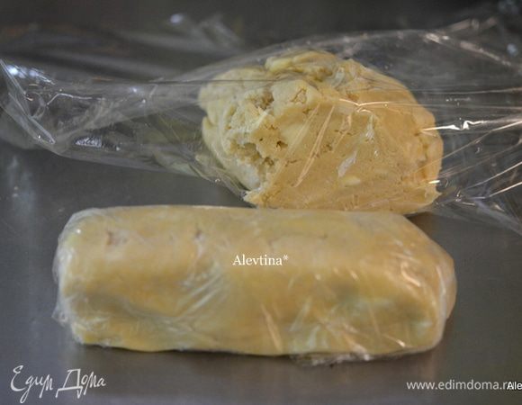 Сформируем два кирпичика теста, выложим в пленку пищевую, которая нам в дальнейшем пригодится для раскатки теста снизу и сверху. Положим в холодильник на час. Можно до двух дней.
