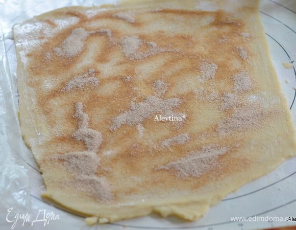 После холодильника дать ему слегка отойти, выкладываем на пищевую пленку, если нужно можно присыпать слегка мукой и раскатываем в прямоугольную форму.
Смазать поверхность молоком или сливками, чтоб слегка , без сырости, посыпать сахаром с корицей.