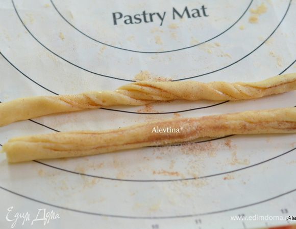 Берем полоски по 2 штуки,скручиваем отдельно аккуратно жгутом и скатываем руками на посыпанный сахаром с корицей.
