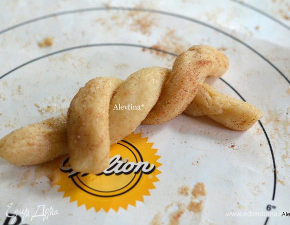 Плетем косичку и слегка после прижимаем и скатываем вместе.
