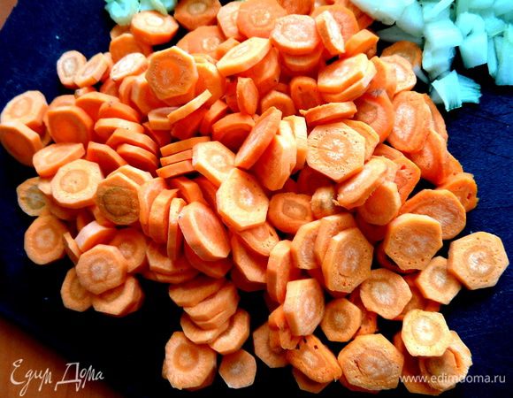 Морковку,если мелкая,просто нарежем на кружочки.