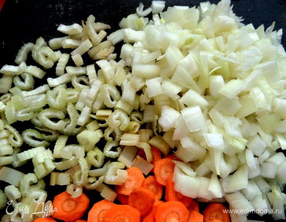 Сельдерей,лук измельчить.
