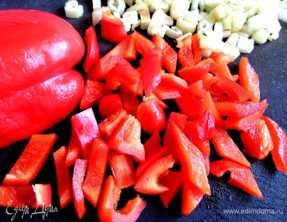 Перец нарезать...