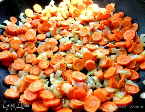 Обжарить лук с морковкой вначале.